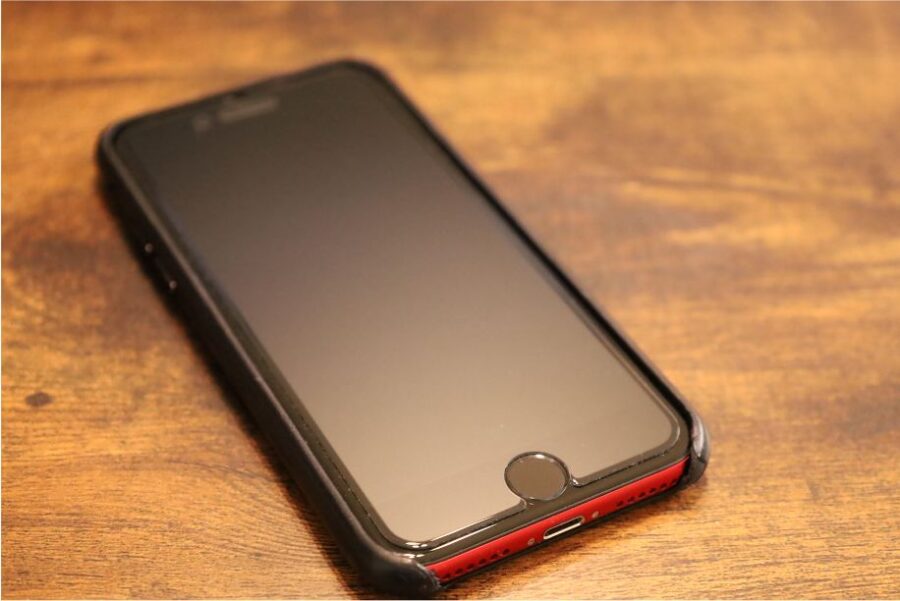 iPhoneSE2(2020)のMOTHCAアンチグレアガラスフィルム貼り付けた後