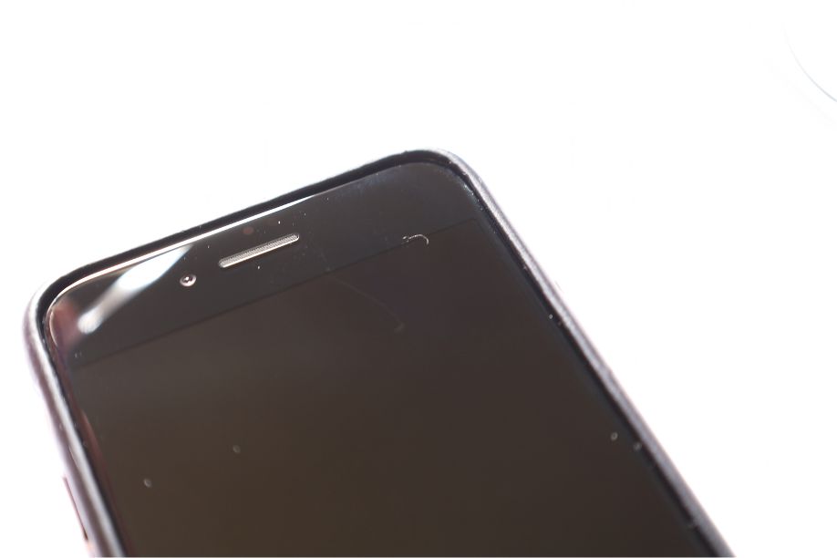 iPhoneSE2(2020) MOTHCAアンチグレアガラスフィルムのiPhone画面にホコリがつく