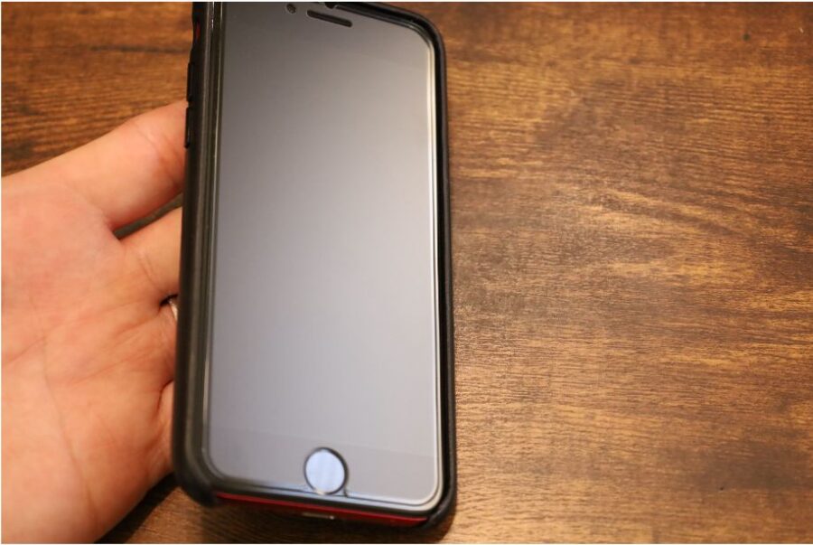 iPhoneSE2(2020)のMOTHCAアンチグレアガラスフィルム綺麗に貼り付けることが可能