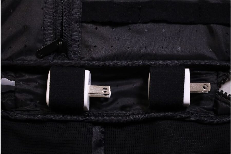 Incase Nylon Accsessory Organizerに20W充電器2つを入れた状態