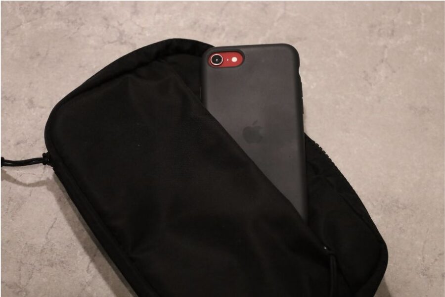 Incase Nylon Accsessory Organizerの表面ポケットにはiPhoneが入る