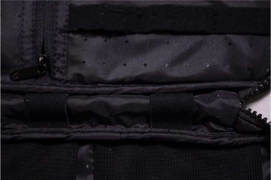Incase Nylon Accsessory Organizerの小充電器用ポケット部分