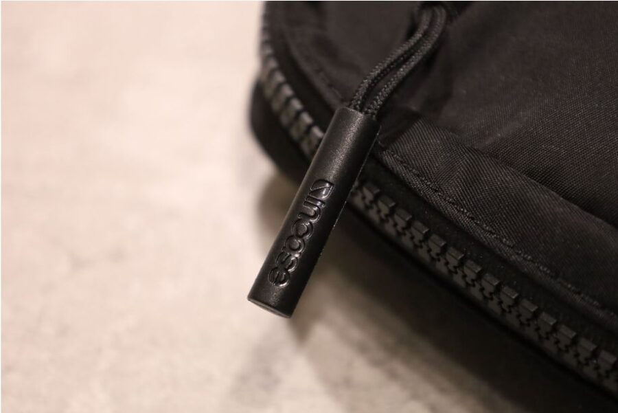 Incase Nylon Accsessory Organizerのファスナーにロゴ