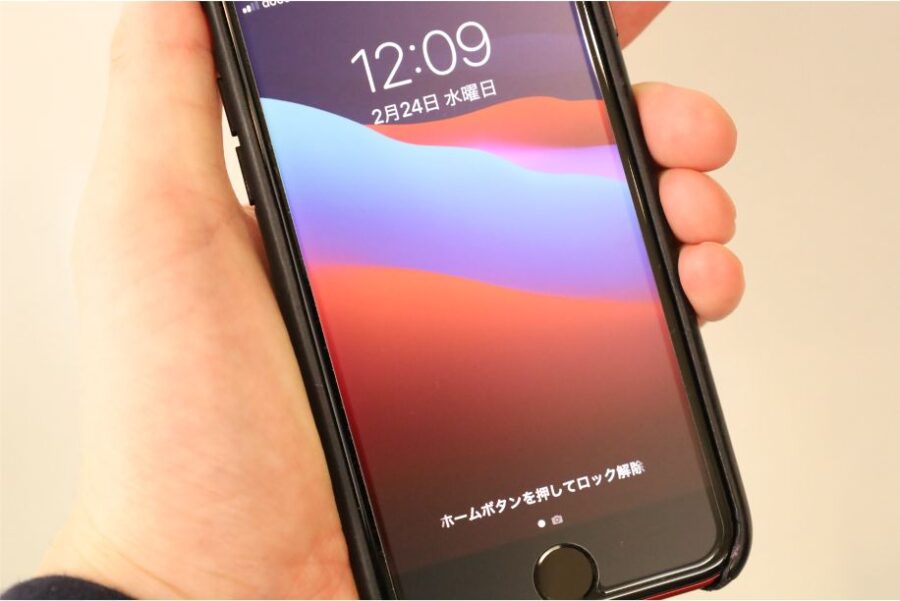 iPhoneSE2(2020)のMOTHCAアンチグレアガラスフィルムは反射しない