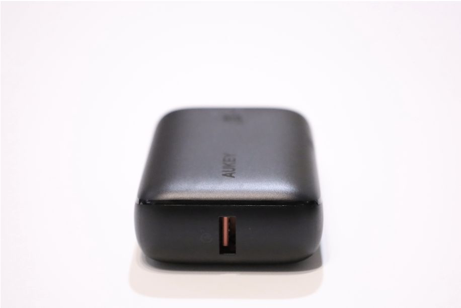 AUKEY PB-N83の本体サイドUSB-A側