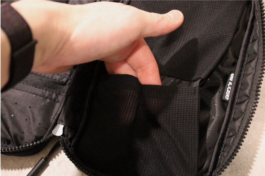 Incase Nylon Accsessory Organizerの奥のポケット部分