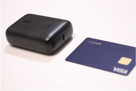 AUKEY PB-N83はクレジットカードサイズ