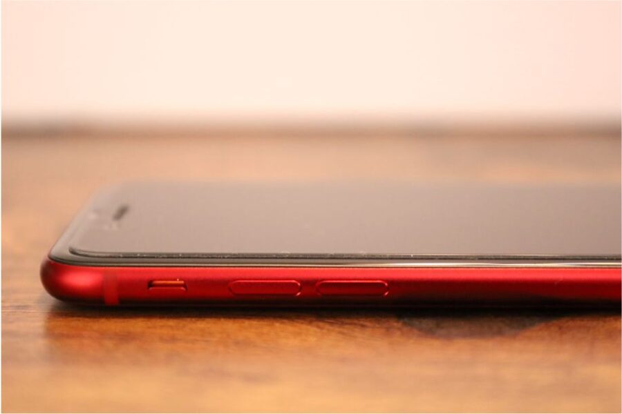 iPhoneSE2(2020)のMOTHCAアンチグレアガラスフィルムを貼り付け後の確認ケースなし