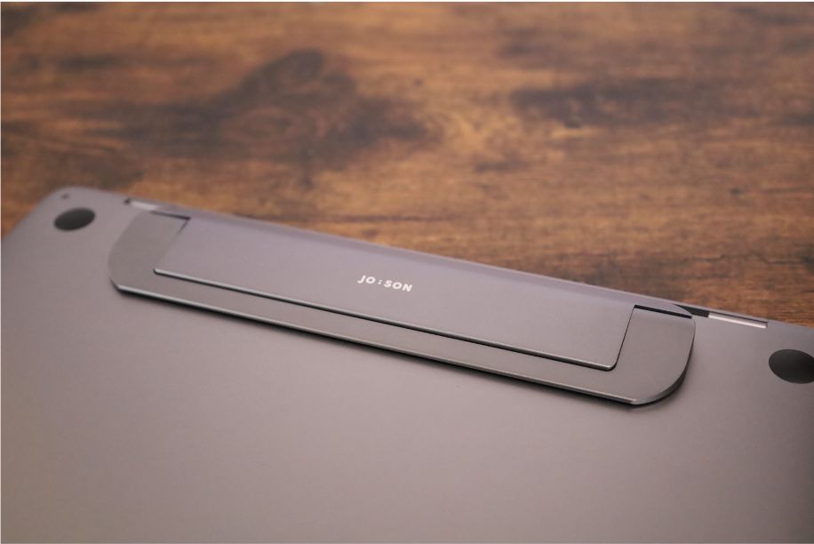 JOBSONノートPCスタンドをMacBookに装着後はキレイに収まる