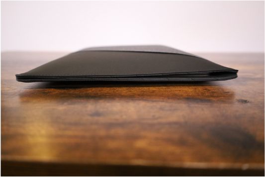 Bluelounge Kickflipを装着したMacBookを収納したスリーブのマグネット蓋はギリギリしまる