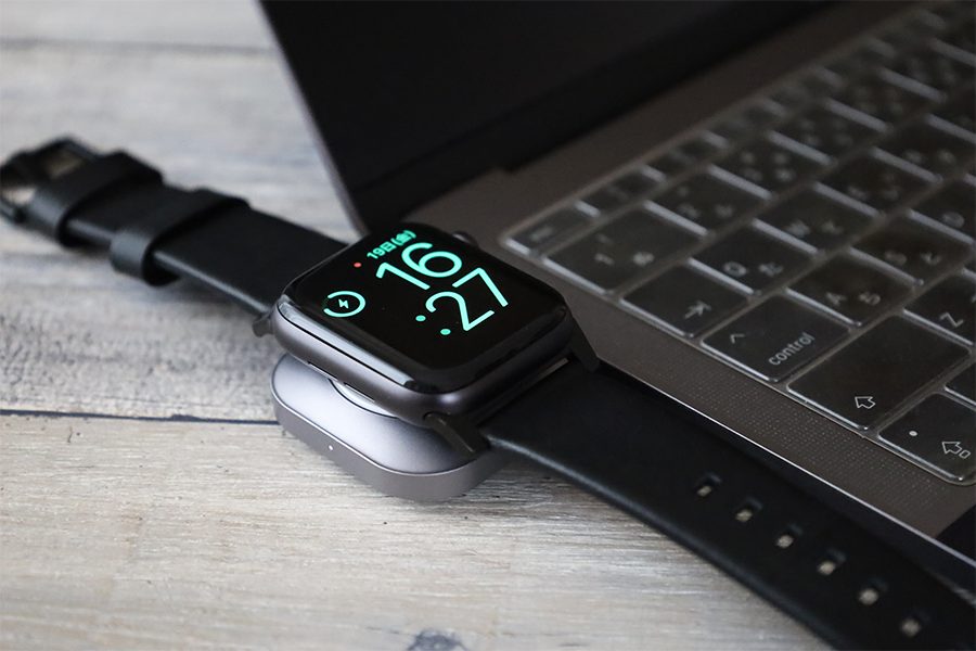 Satechi USB-C Apple Watch 充電ドッグに革バンドのApple Watch