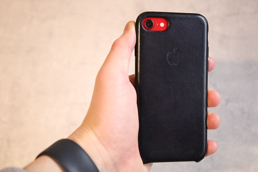iPhoneApple純正のレザーケースを着けた状態の背面