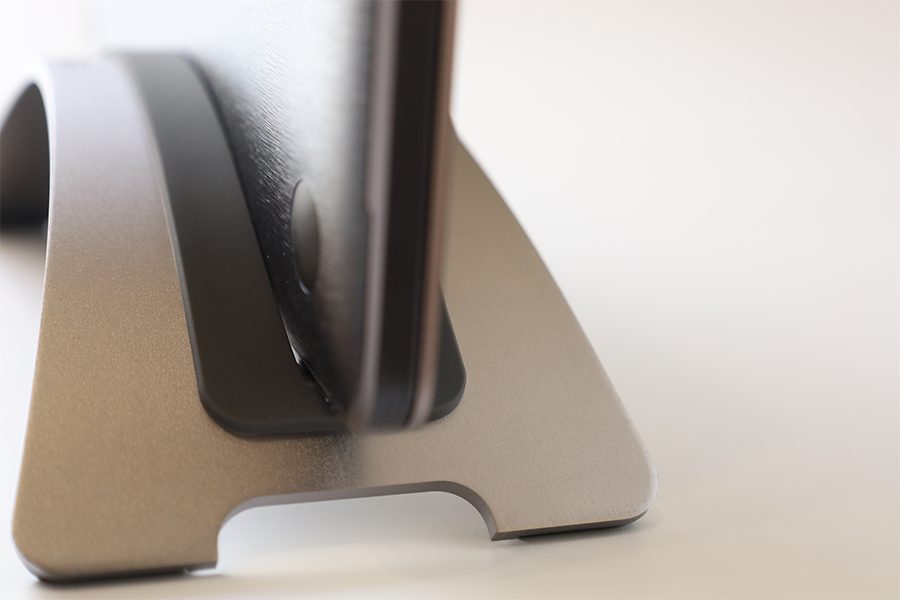 twelve south BookArc for MacBookスタンドはキレイに足元ハマる