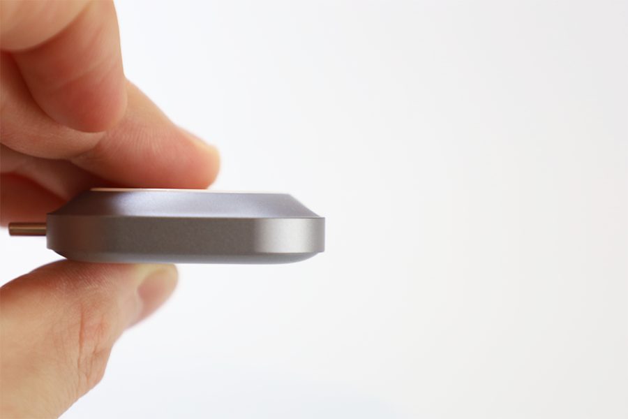 Satechi USB-C Apple Watch 充電ドックの本体外観のサイド