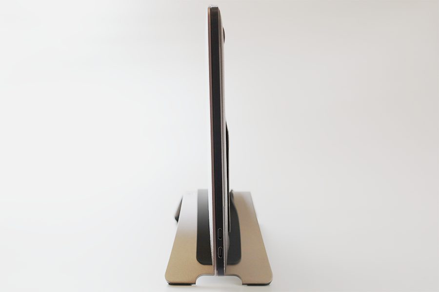 twelve south BookArc for MacBookはMOFTminiを付けた状態で横から確認
