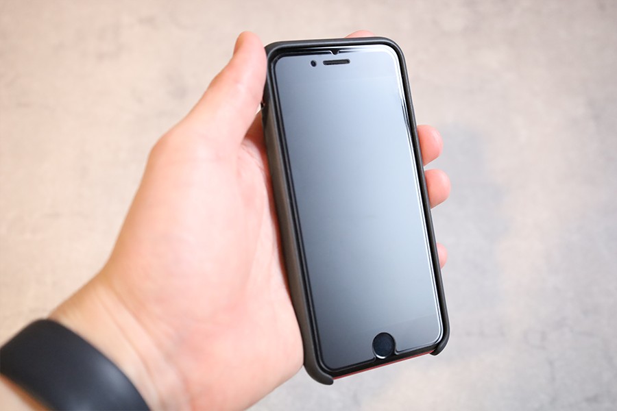 iPhoneApple純正のブラックシリコンケースをはめた状態の前面の様子