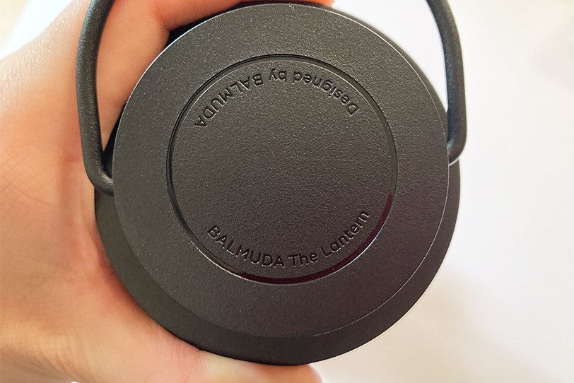 BALMUDA(バルミューダ)The Lantern L02Aの上部はロゴ入り