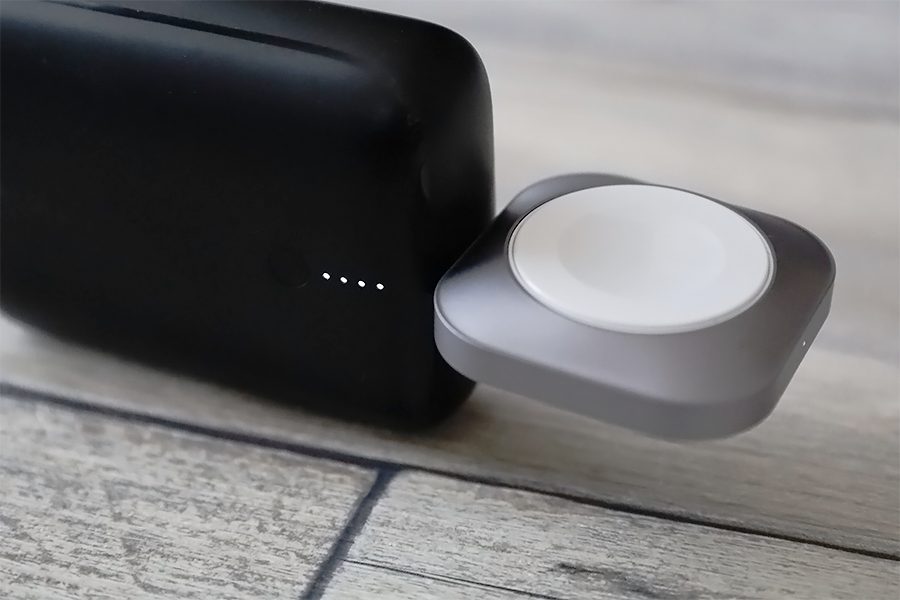Satechi USB-C Apple Watch 充電ドックはモバイルバッテリーに挿してもLEDランプが光る