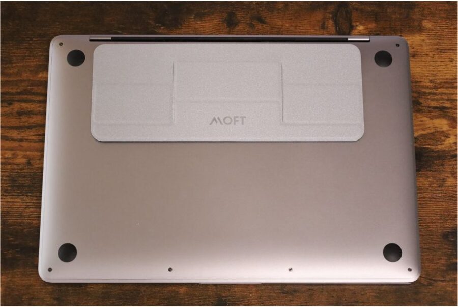 MOFTminiの貼付け後のMacBook Proの状態