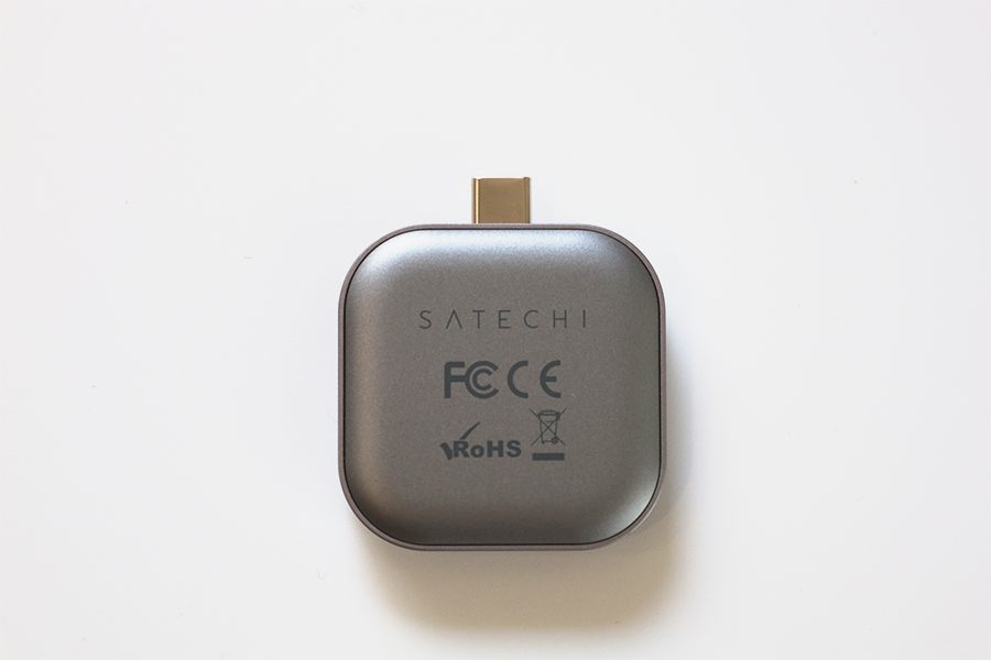 Satechi USB-C Apple Watch 充電ドックの本体外観表面