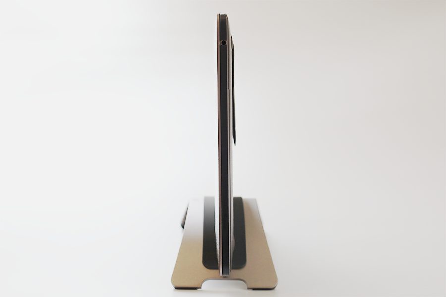 twelve south BookArc for MacBookはMOFTminiを付けた状態で横から確認上部