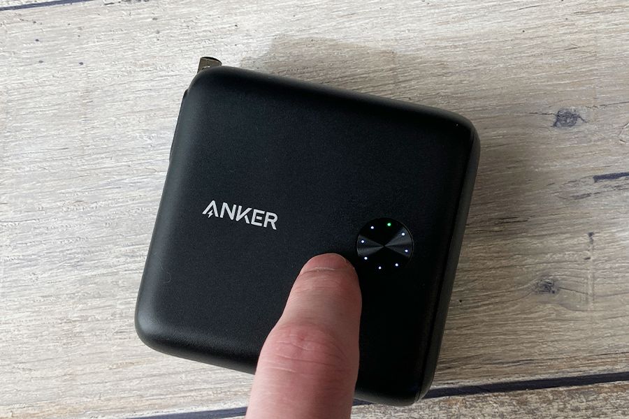 Anker PowerCore Fusion 10000の充電インジケータ部分2度押すと節電モード
