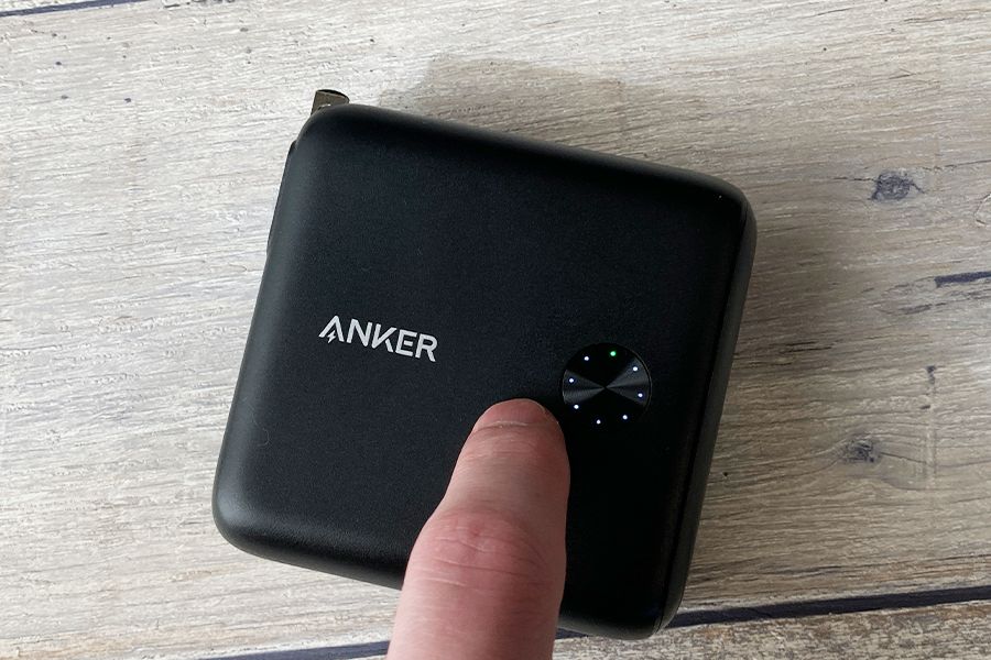 Anker PowerCore Fusion 10000の充電インジケータ部分2度押すと節電モード