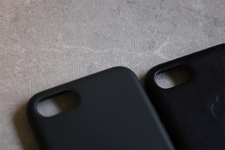 iPhoneApple純正のシリコンとレザーのブラックを並べた状態