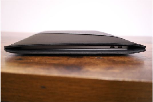MOFT『ノーマル』スタンドを装着した状態でMac Book Proはスリーブ奥まで入る蓋を閉じる
