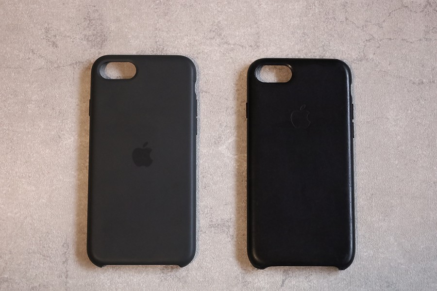 iPhoneのApple純正シリコンケースとレザーケースのブラックをならべた状態