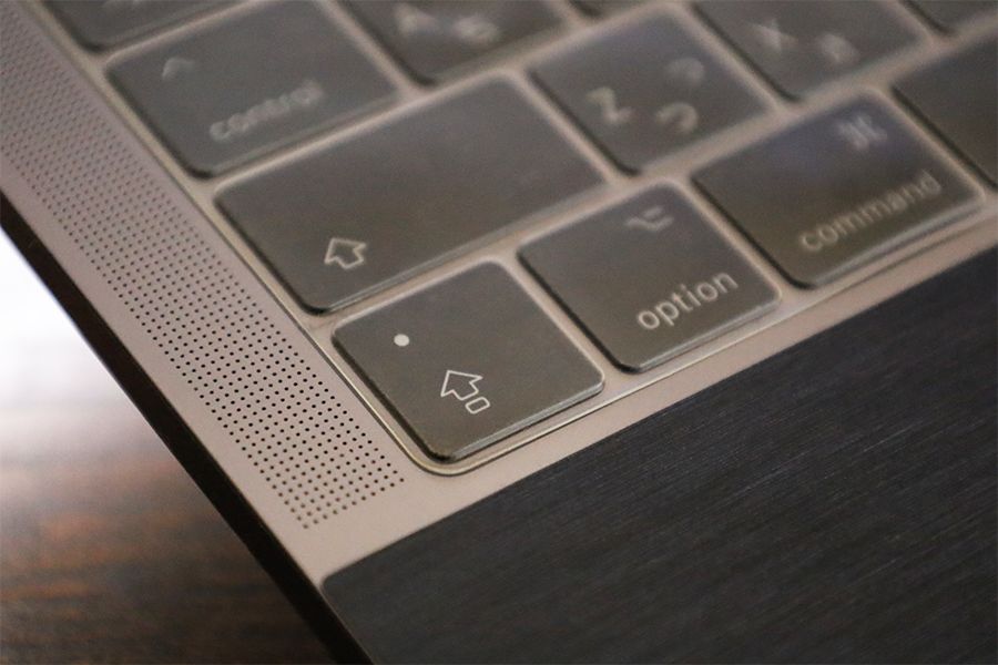 moshiのキーボードカバーを装着するとやはりやや白濁感がでる