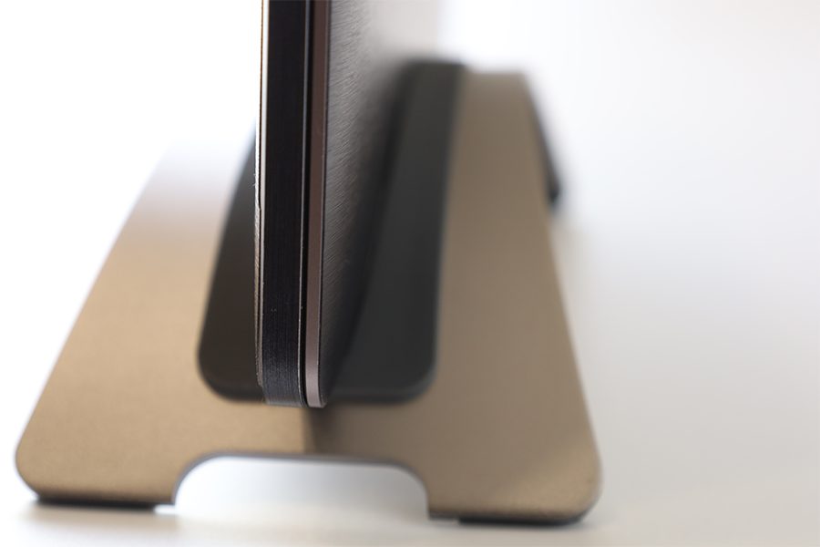 twelve south BookArc for MacBookスタンドは逆側もキレイにMacBookがハマる