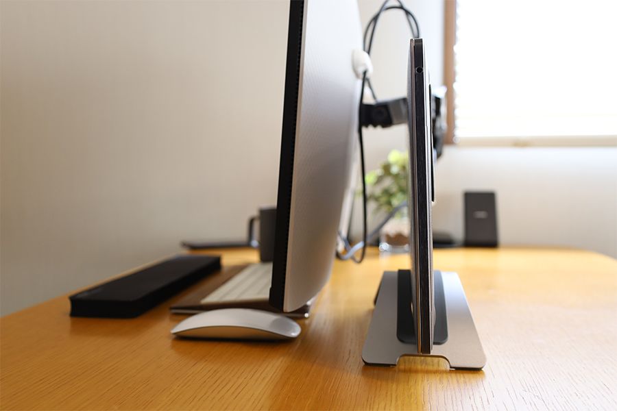 twelve south BookArc for MacBookでクラムシェルモードにして後ろに置いた状態