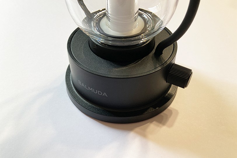 BALMUDA(バルミューダ)The Lantern L02Aの電源スイッチは前後にひねる