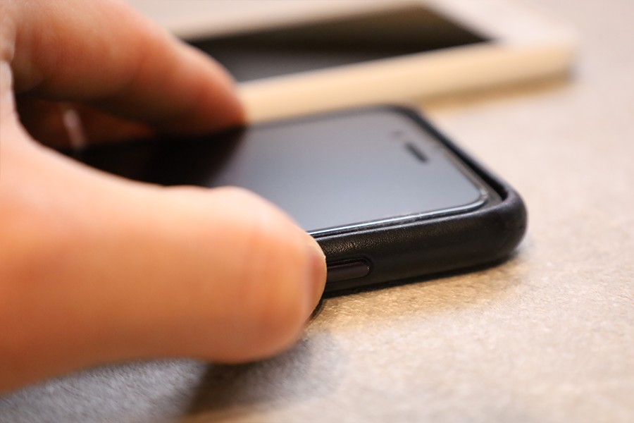 iPhoneApple純正レザーケースの電源ボタンは押しやすい
