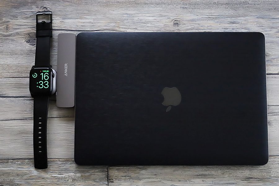 Satechi USB-C Apple Watch 充電ドッグを本体ドッキング型ハブに装着してApple Watch置いた状態