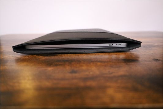 Bluelounge Kickflipを装着したMacBookをスリーブに収納
