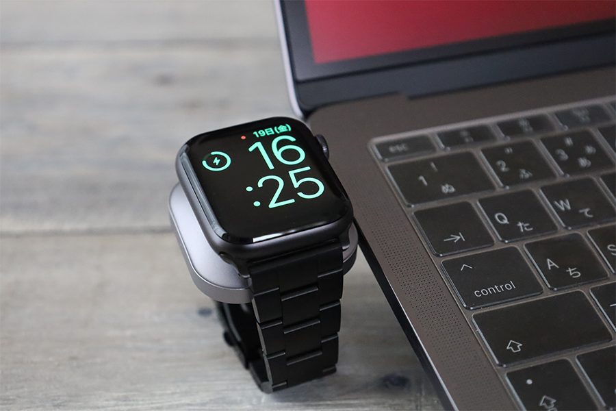 Satechi USB-C Apple Watch 充電ドックでバンドが開くタイプじゃないときはスタンドなどで角度が必要2