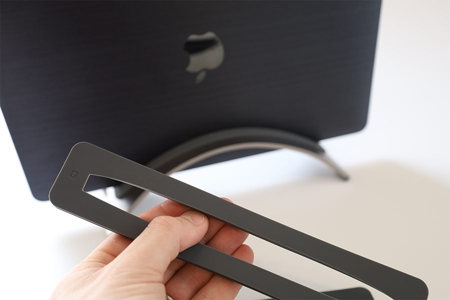 twelve south BookArc for MacBookスタンドのクッションはデフォルトはFが差し込まれている