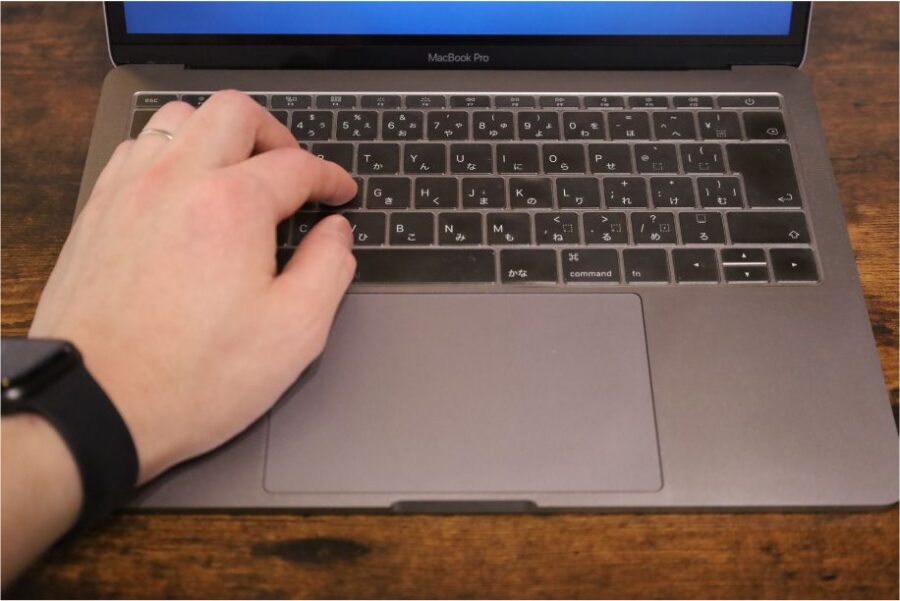 Bluelounge Kickflipを装着したMacBookは打鍵しやすい