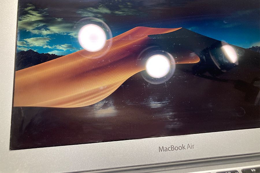 フィルムなしはMacBookの光の反射がかなり強い