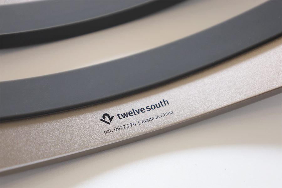 twelve south BookArc for MacBookの裏面ロゴ