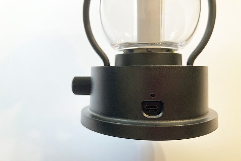 BALMUDA(バルミューダ)The Lantern L02Aの充電部分はMicro USB