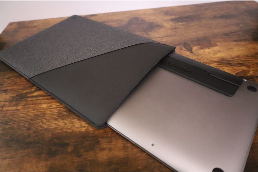 Bluelounge Kickflipを装着したMacBookはスリムスリーブにやや収納しにくい