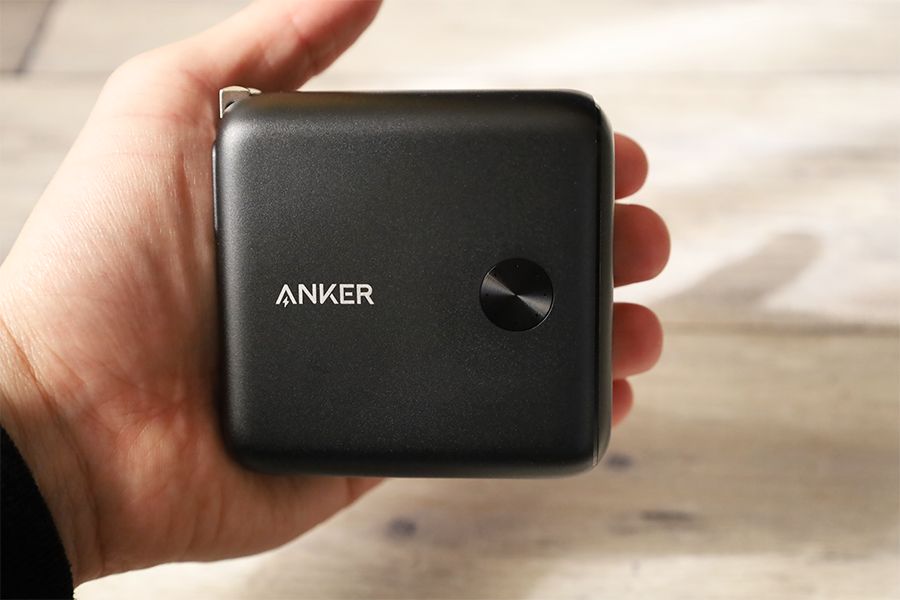 Anker PowerCore Fusion 10000のサイズ感は手にギリギリ収まるサイズ感