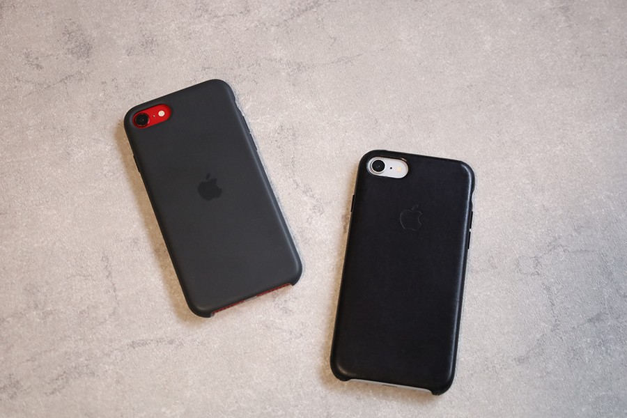 iPhoneのApple純正レザーケースとシリコンケースにiPhoneをはめた状態