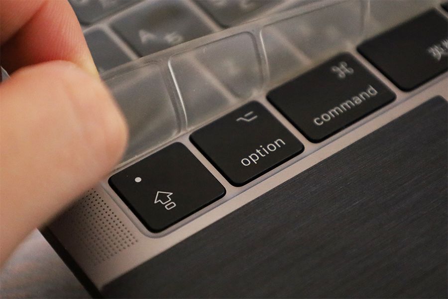 何も装着していないときのMagic Keyboardはクリアなブラック