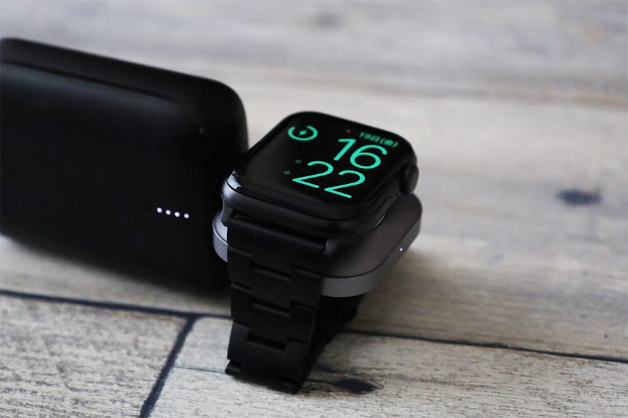 Satechi USB-C Apple Watch 充電ドックとモバイルバッテリーでApple Watchを充電している状態