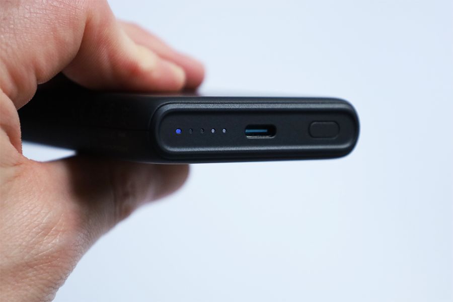 Anker PowerCore Magnetic 5000の側面はLEDインジケーターとウＳＢ−Cポートと電源ボタンがある