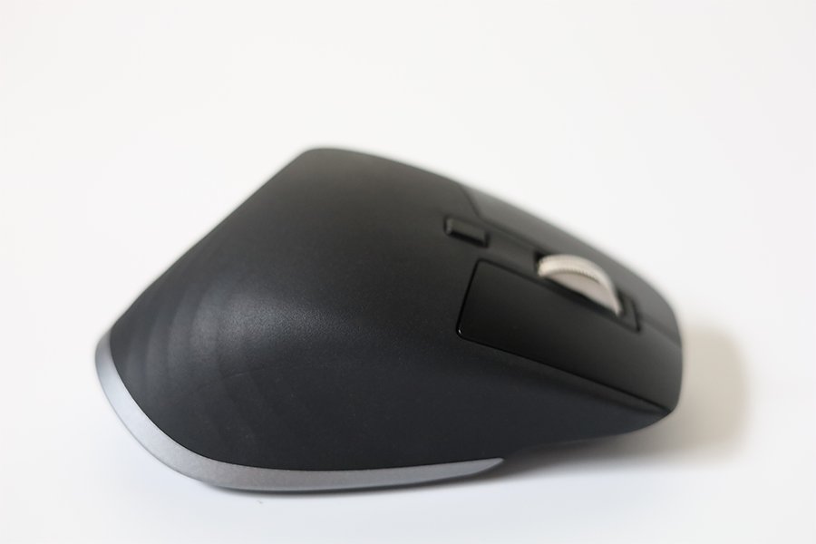 ロジクール MX MASTER 3 for Macの右側面は急な角度に見えるがちょうど手首の角度にジャストする